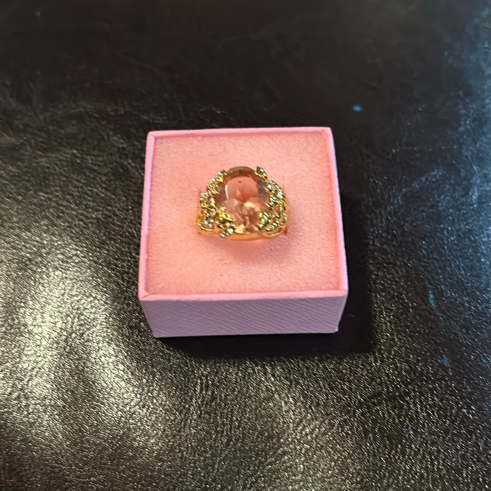 Ring, gold tone costume cocktail ring